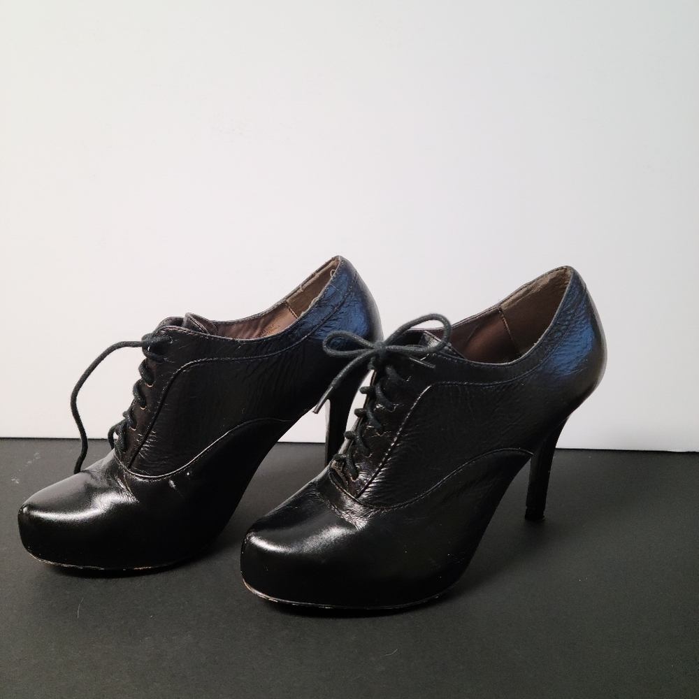 Isola black lace up